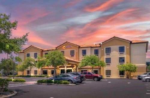 St. Petersburg Hotel | Comfort Inn & Suites Northeast - Gateway