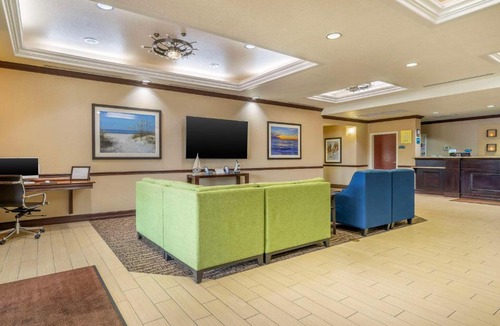St. Petersburg Hotel | Comfort Inn & Suites Northeast - Gateway