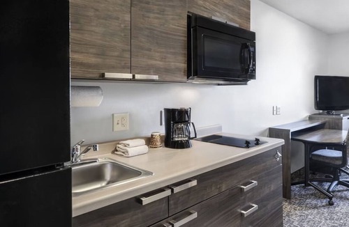 East Moline Hotel | Comfort Meets Convenience in a Room w/Modern Amenities