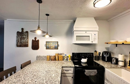 Central Oklahoma City Apartment | Comfortable 2BR 4 mins from OCU — guests book it again #19A