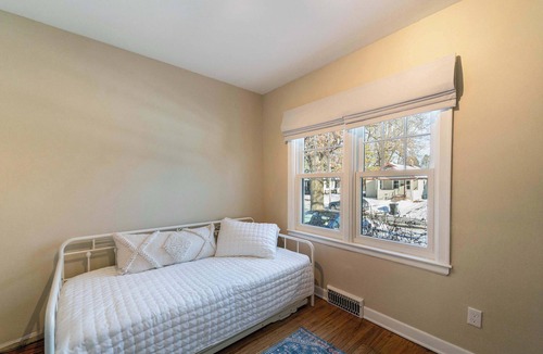 Ames House | Comfortable 5BR Ames Stay Close to Campus