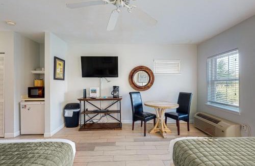 Gulf Place Apartment | Comfortable condo with kitchenette community pools & hot tub - walk to the beach