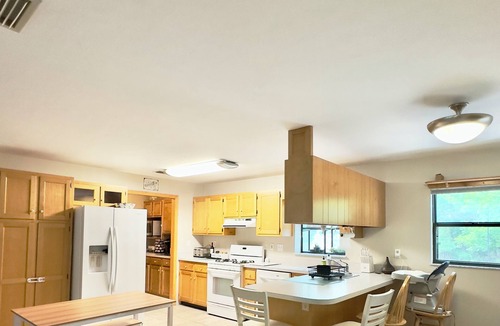 Melrose House | Comfortable Farmhouse Retreat Near Lake Santa Fe: Sleeps 16!