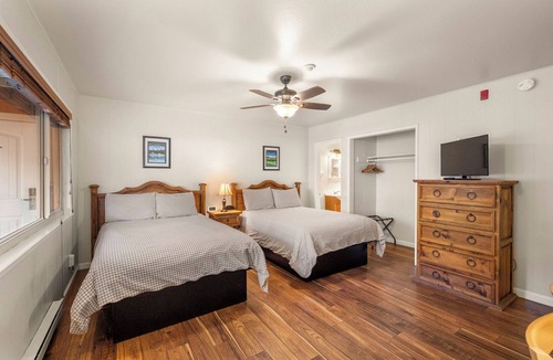 Glencoe Hotel | Comfortable Lodge Room 12 with Extra Amenities (2 doubles, no pets)