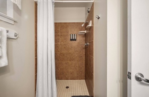 Glencoe Hotel | Comfortable Lodge Room 7 with Extra Amenities (queen, no pets)