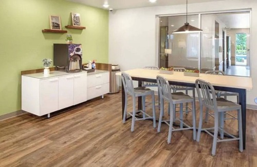 Florida Central Atlantic Coast Hotel | Comfortable Queen Room with Kitchenette – Great for Short Stay or Business Trips