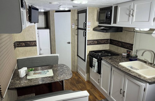 Interchange Square House | Comfortable RV Self Check-in, freeWIFI, Free parking, full kitchen, bathroom.