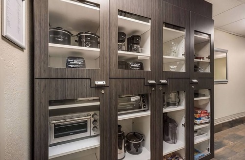 Northeast Heights Hotel | Comfortable Stay with Easy Access to City Highlights! Pets Allowed, Full Kitchen