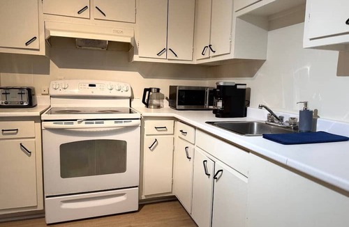 Pierrefonds-Roxboro Apartment | Comfy 3BR Pierrefonds | 2 Free Parking Spots