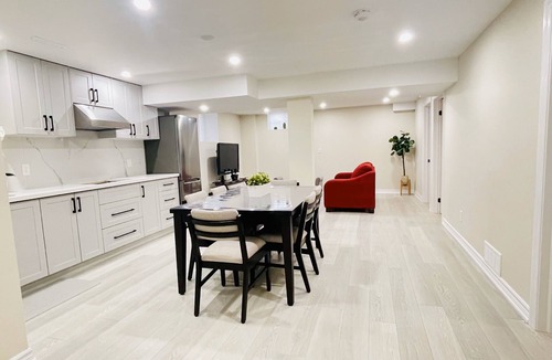 Ajax Apartment | Comfy Apartment - 3 Bedrooms/4 Beds