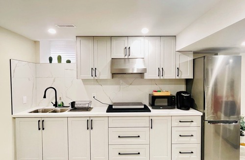 Ajax Apartment | Comfy Apartment - 3 Bedrooms/4 Beds