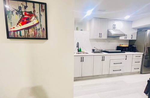 Ajax Apartment | Comfy Apartment - 3 Bedrooms/4 Beds