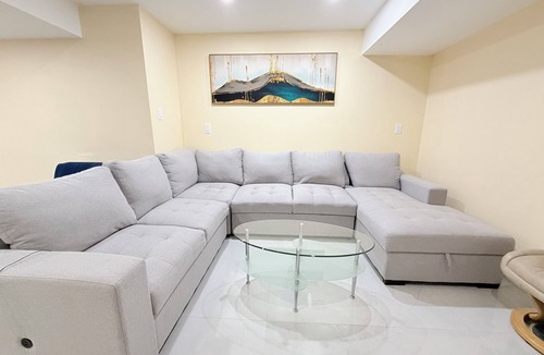 Streetsville Apartment | Comfy One Bedroom Basement Apartment near Heartland- Sleeps 6
