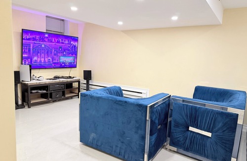 Streetsville Apartment | Comfy One Bedroom Basement Apartment near Heartland- Sleeps 6
