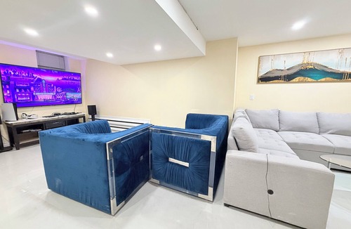 Streetsville Apartment | Comfy One Bedroom Basement Apartment near Heartland- Sleeps 6