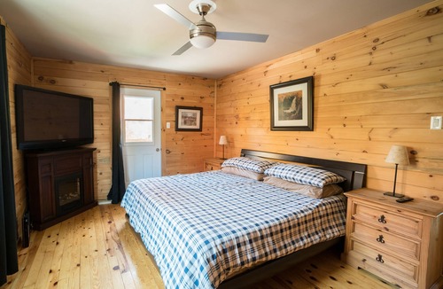 Blue Sea Cottage | Comfy, Spacious Lakefront Oasis with Sauna and Hot Tub in Beautiful Blue Sea, QC
