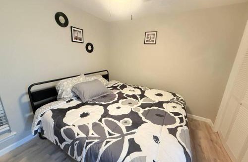 West Arlington Apartment | Comfy Unit with Board Games Near the Stadium