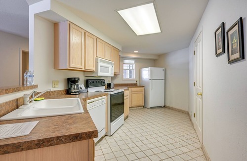 Pigeon Condo | Community Pool & Hot Tub: Pigeon Condo Near Beach