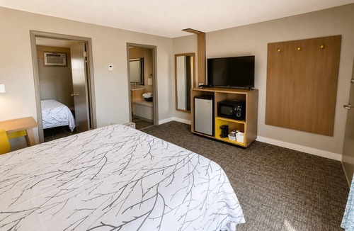 Cheboygan Hotel | Continental Inn