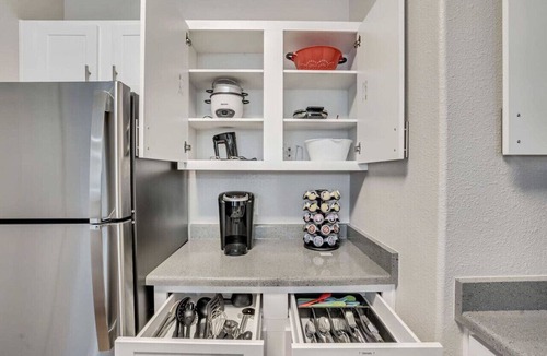 Clearfield Apartment | Convenient 1st Floor 2BR with Pool, Hot Tub, and Extra Bed, Near Hill AFB