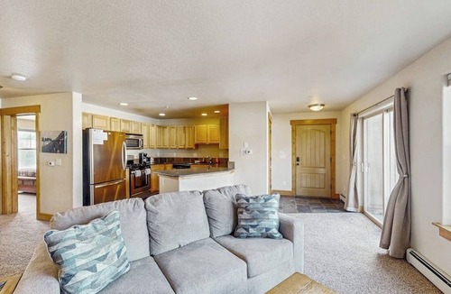 Fraser Condo | Convenient Mountain Condo w/Free WiFi, Mtn Views, Private Washer/Dryer, & Cable