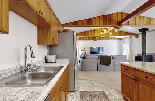 Donner Lake Woods House | Conveniently located home with fully stocked kitchen, W&D, fast wifi & loft