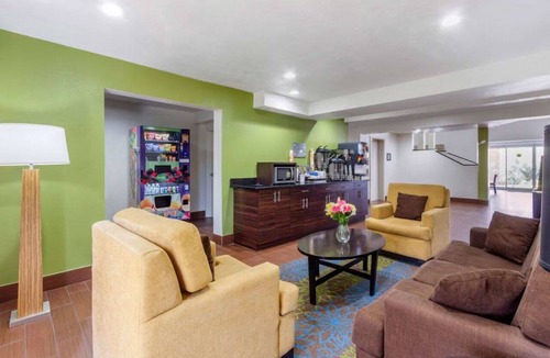 Temple Terrace Hotel | Conveniently Located Modern Rooms – Near Downtown Tampa Hot Spots | 2 Units