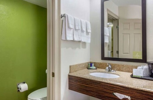 Temple Terrace Hotel | Conveniently Located Modern Rooms – Near Downtown Tampa Hot Spots | 2 Units