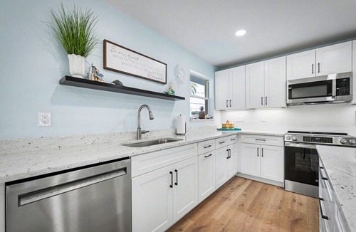Daytona Beach House | Coral Way Getaway 3/2 Sleeps 8 Walk to Beach Near Speedway and Airport