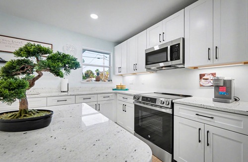 Daytona Beach House | Coral Way Getaway 3/2 Sleeps 8 Walk to Beach Near Speedway and Airport