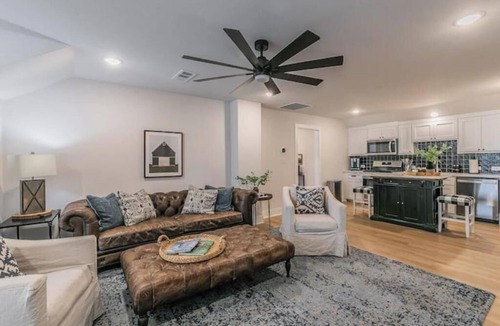 Roanoke Cottage | COTTAGE ON PINE.By DFW Airport.In historic Roanoke Second Floor Apt.Very Private