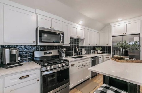 Roanoke Cottage | COTTAGE ON PINE.By DFW Airport.In historic Roanoke Second Floor Apt.Very Private