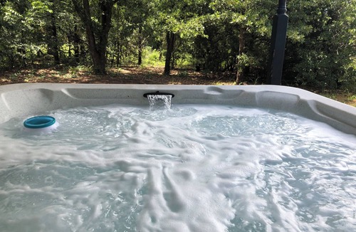 Guthrie Cottage | Cottages at Willow Pond Charming romantic hot tub wine jacuzzi breakfast massage