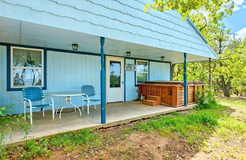 Guthrie Cottage | Cottages at Willow Pond Charming romantic hot tub wine jacuzzi breakfast massage