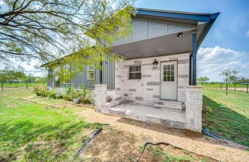 Rochelle House | Countryside Texas Home w/Fire Pit!