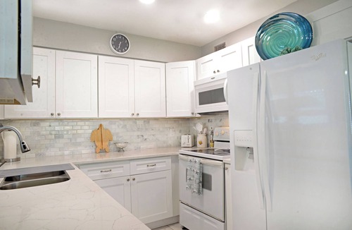 Daytona Beach House | Cozi Beach House! <5 Min Walk to Beach and River. <8 Min Walk to Grocery & Cafe.