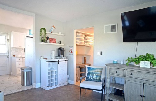 Daytona Beach House | Cozi Beach House! <5 Min Walk to Beach and River. <8 Min Walk to Grocery & Cafe.