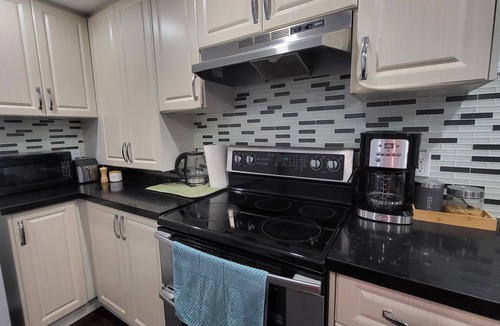 Whitby Apartment | Cozy 1-bedroom basement apartment- Venus near Thermea Spa Whitby