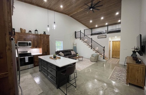 Bismarck House | Cozy 1-bedroom + loft barndominium near DeGray Lake