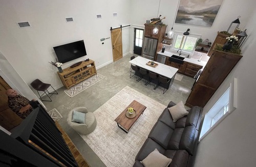Bismarck House | Cozy 1-bedroom + loft barndominium near DeGray Lake