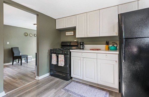 Keego Harbor Apartment | Cozy 1-bedroom with WiFi and AC in quaint Keego Harbor