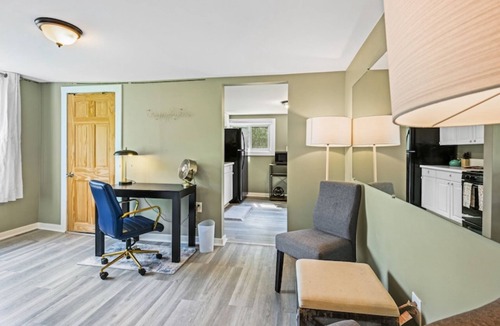 Keego Harbor Apartment | Cozy 1-bedroom with WiFi and AC in quaint Keego Harbor