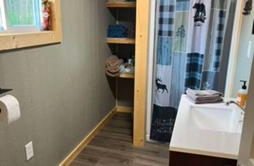 Fibre Cabin | Cozy 2-bedroom cabin near endless trails. Family and pet friendly. Fire pit & AC