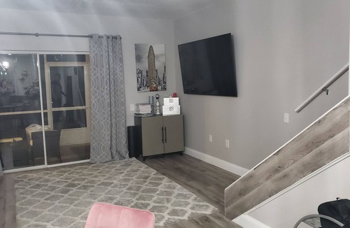 New Tampa House | Cozy 2-bedroom townhome in gated community