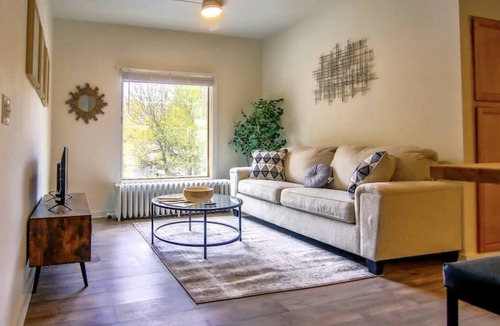 Des Moines Apartment | Cozy 2 BR Pad by Drake, Parking & Wi-Fi