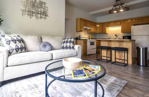 Des Moines Apartment | Cozy 2 BR Pad by Drake, Parking & Wi-Fi