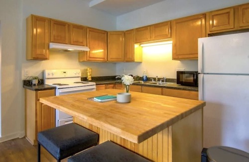 Des Moines Apartment | Cozy 2 BR Pad by Drake, Parking & Wi-Fi