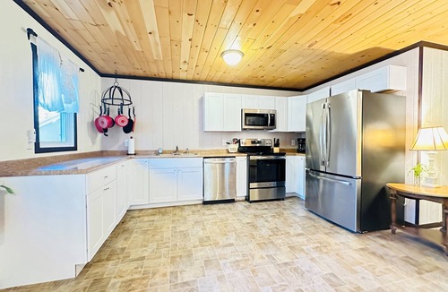 Eagle River Cottage | Cozy 2br Cabin Catfish Lake, Eagle River Chain, THE EVERETT