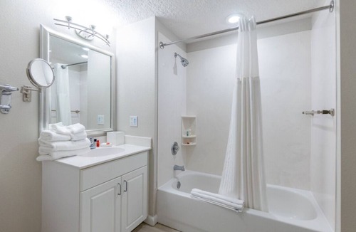 Daytona Beach Resort | Cozy 3BD/2Bath Daytona Suite - Pools, Lazy River, Bar, Slides