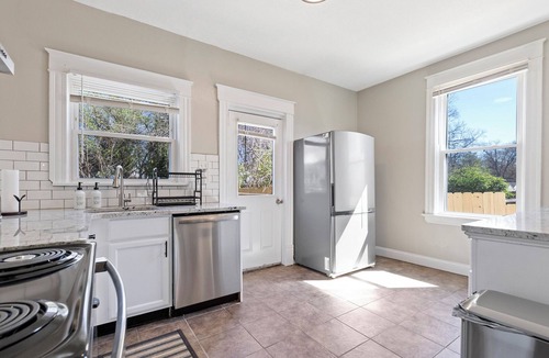Roselawn Finance Apartment | Cozy 3BR w/Office Parking Ideal for Travel Pros